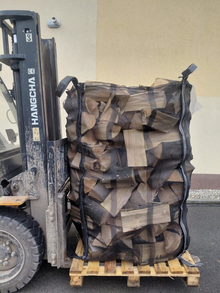 Big bag se štípaným dřevem